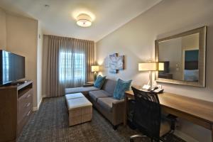 亨博爾的住宿－Staybridge Suites Houston - Humble Beltway 8 E, an IHG Hotel，酒店客房设有沙发、书桌和电脑