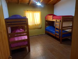 two bunk beds in a room with a window at La Malargüina in Malargüe