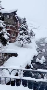 冬天的Cabaña de madera Valle de Incles Orenetes