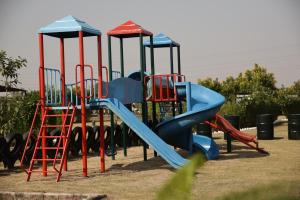 Zona de juegos infantil en Delta 105 - A Military Themed Adventure Park