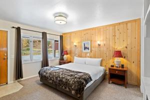 a bedroom with a bed and two lamps and a window at Indian Creek Lodge in Douglas City +99 photos