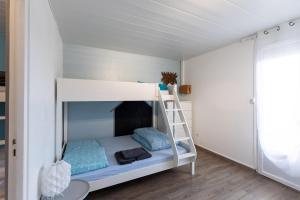 - łóżko piętrowe z drabiną w pokoju w obiekcie Maison Cosy - Plage 5min - Parc Expo- Arena-Centre ville w mieście Mauguio