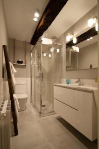 uma casa de banho com um chuveiro, um lavatório e um WC. em Aittitta Makurra etxea em Lekeitio