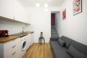 kuchnia i salon z kanapą i umywalką w obiekcie 4#Duplex 2 Pers#Paris 15#Commerce#AC w Paryżu