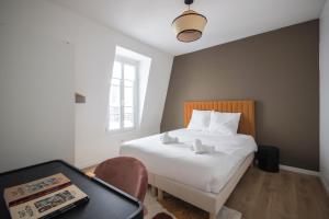 Łóżko lub łóżka w pokoju w obiekcie 4#Duplex 2 Pers#Paris 15#Commerce#AC