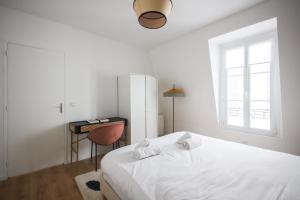 Łóżko lub łóżka w pokoju w obiekcie 4#Duplex 2 Pers#Paris 15#Commerce#AC