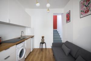salon z kanapą, kuchnią i schodami w obiekcie 4#Duplex 2 Pers#Paris 15#Commerce#AC w Paryżu