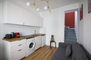 kuchnia i salon z kanapą i pralką w obiekcie 4#Duplex 2 Pers#Paris 15#Commerce#AC w Paryżu