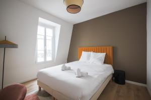 Łóżko lub łóżka w pokoju w obiekcie 4#Duplex 2 Pers#Paris 15#Commerce#AC