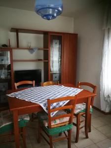 tavolo da pranzo con sedie e luce blu di Sissi House Dolomites a Transacqua