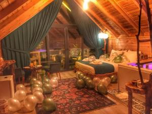 a bedroom with a bed and a bunch of balloons at Hoşdere Bungalov in Çamlıhemşin