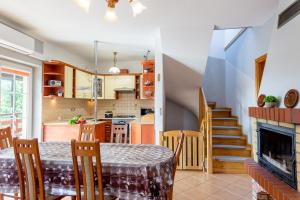 Η κουζίνα ή μικρή κουζίνα στο Domek nad jeziorem