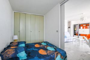 Una cama o camas en una habitación de Le seventies - Vue Port - parking privé - étage élevé - Pyramide