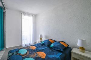 Una cama o camas en una habitación de Le seventies - Vue Port - parking privé - étage élevé - Pyramide