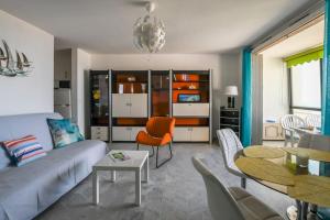 Una cocina o cocineta en Le seventies - Vue Port - parking privé - étage élevé - Pyramide