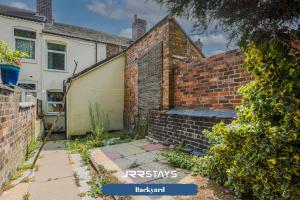 una casa con una pared de ladrillo y un garaje en Stoke On Trent - 2 Bedroom Sleeps 5, Wi-Fi, Garden - JRR Stays en Etruria