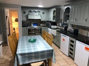 eine Küche mit einem Tisch und einer Grünplatte darauf in der Unterkunft Captivating & Cosy 4-Bedroom House in Magherafelt in Magherafelt