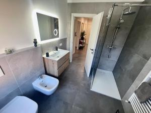 A bathroom at Outdooredo Garda Apartment