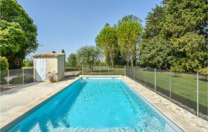 ペルヌ・レ・フォンテーヌにあるBeautiful Home In Pernes Les Fontaines With Wifi, Private Swimming Pool And Outdoor Swimming Poolの裏庭のスイミングプール