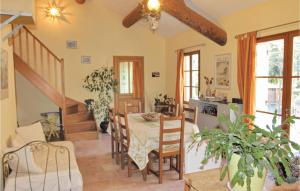 een keuken en eetkamer met een tafel en stoelen bij 3 Bedroom Amazing Home In Pernes Les Fontaines in Pernes-les-Fontaines