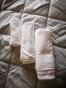 due asciugamani bianchi sopra un letto di Next b&b a Frosinone