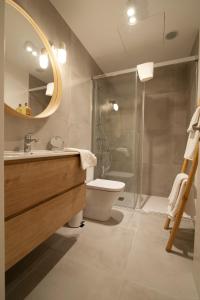 een badkamer met een douche, een wastafel en een toilet bij Aittitta Makurra etxea in Lekeitio