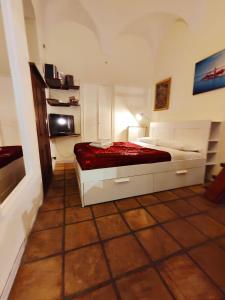 ein Schlafzimmer mit einem Bett und einem TV in der Unterkunft CASA VACANZA NAVONA & CASTEL SANT'ANGELO WHOLE HOLIDAY HOME APARTMENT da PAMINO & PRISCILLA in Rom