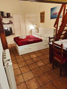 ein Schlafzimmer mit einem Bett, einem Tisch und einem Stuhl in der Unterkunft CASA VACANZA NAVONA & CASTEL SANT'ANGELO WHOLE HOLIDAY HOME APARTMENT da PAMINO & PRISCILLA in Rom