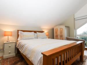 um quarto com uma cama grande e uma janela em Tillingham View em Rye