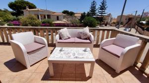 A seating area at ES GANXO HOUSE PORTO CRISTO
