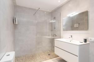 A bathroom at ES GANXO HOUSE PORTO CRISTO
