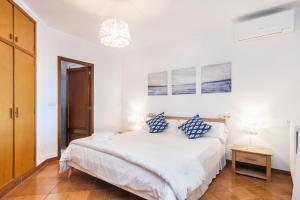 A bed or beds in a room at ES GANXO HOUSE PORTO CRISTO
