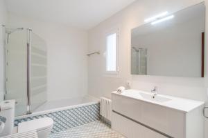 A bathroom at ES GANXO HOUSE PORTO CRISTO