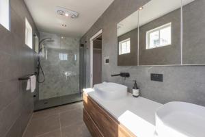 y baño con lavabo blanco y ducha. en Renovated 3 Bedroom Family Home in Richmond with Parking, en Melbourne