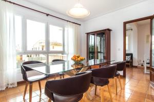 A seating area at ES GANXO HOUSE PORTO CRISTO