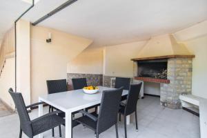 A seating area at ES GANXO HOUSE PORTO CRISTO