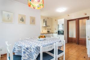 A kitchen or kitchenette at ES GANXO HOUSE PORTO CRISTO