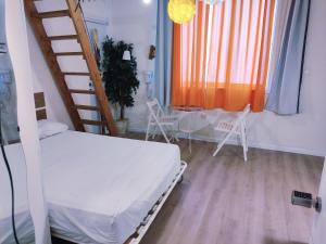 Private rooms near the beach center客房内的一张或多张床位