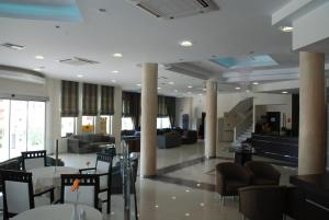 TV a/nebo společenská místnost v ubytování Letsos Hotel