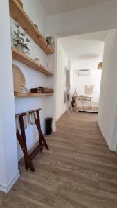 a hallway with a table and a bed in a room at Departamento de huéspedes con piscina y parrilla, Tranquilo y Céntrico in Colonia del Sacramento