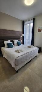 Un pat sau paturi într-o cameră la SQUARE HOTEL