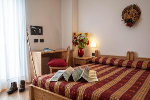 Postel nebo postele na pokoji v ubytování Hotel Chalet Genziana