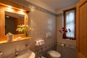 Koupelna v ubytování Hotel Chalet Genziana