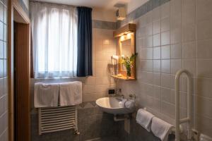 Koupelna v ubytování Hotel Chalet Genziana
