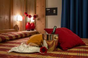 Postel nebo postele na pokoji v ubytování Hotel Chalet Genziana