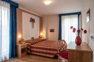Postel nebo postele na pokoji v ubytování Hotel Chalet Genziana