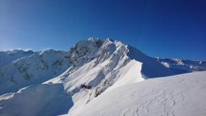une montagne recouverte de neige par temps clair dans l'établissement Le Lutin, à Luchon