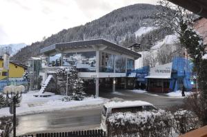 ツェル・アム・ゼーにあるChalet CityXPress Zell am Seeの山前の建物のある雪道