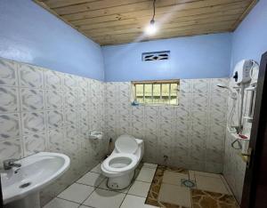 Ein Badezimmer in der Unterkunft SKYLIGHT VILLA