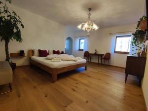 een grote kamer met een bed en een tafel bij Gemütliches Studio mit Garagenparkplatz in Vols am Schlern